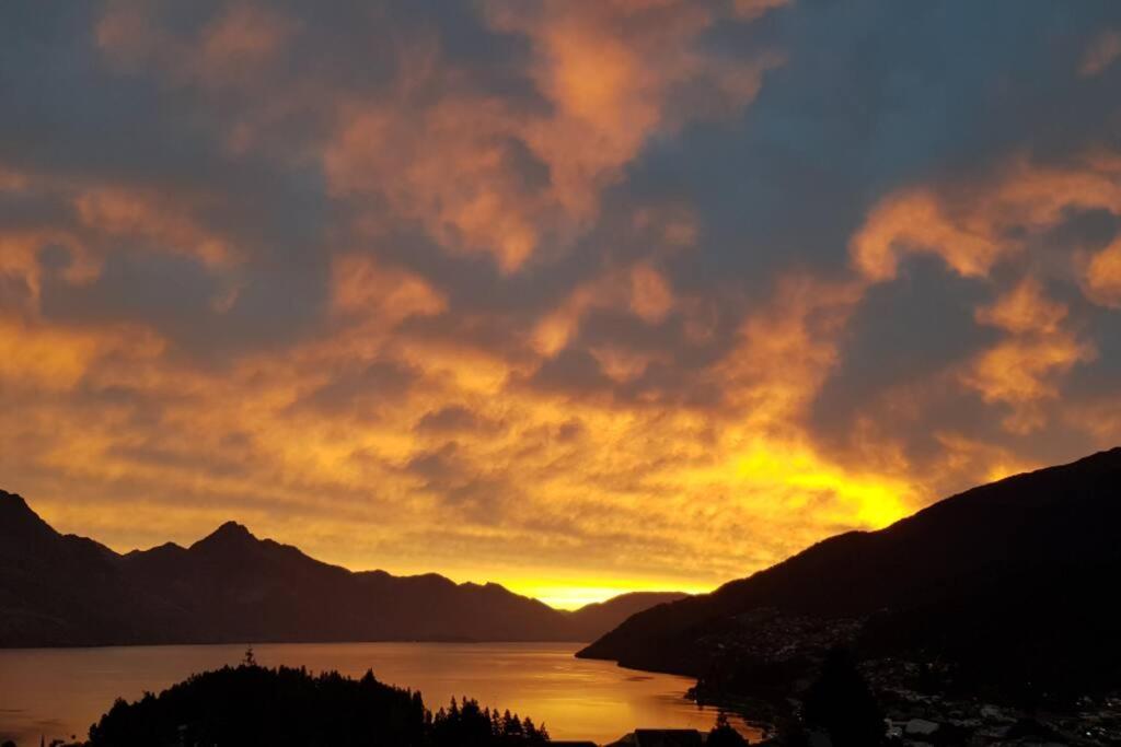 Stunning Home With Amazing Wakatipu Lake Views Queenstown Exteriér fotografie
